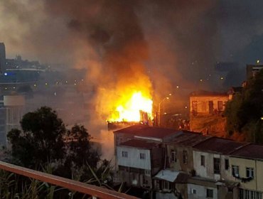 Seis viviendas fueron arrasadas por las llamas en Cerro Molino en Valparaíso