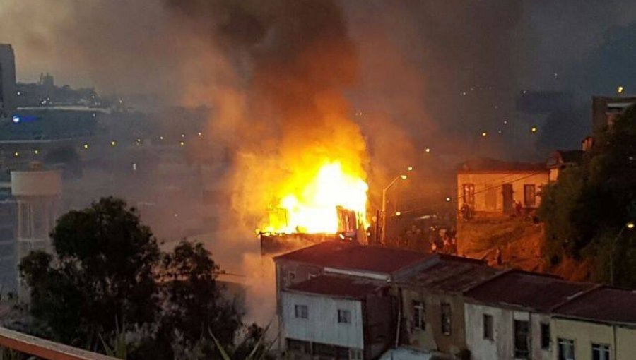 Seis viviendas fueron arrasadas por las llamas en Cerro Molino en Valparaíso