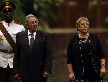 Bachelet sostuvo encuentro bilateral con Raúl Castro en polémica gira a Cuba