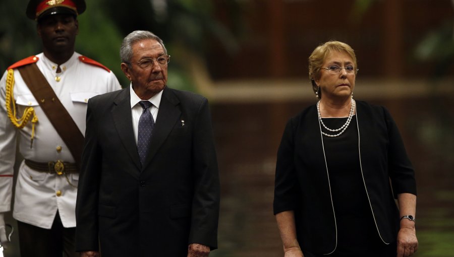 Bachelet sostuvo encuentro bilateral con Raúl Castro en polémica gira a Cuba