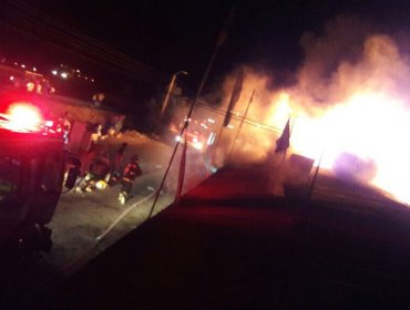 Incendio destruye 10 locales comerciales en Hijuelas en plena Ruta 5 Norte