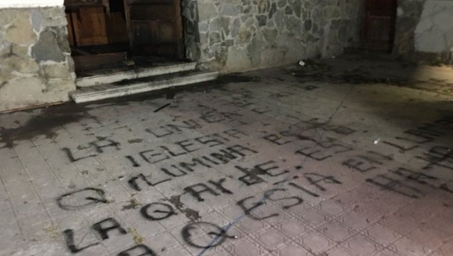 Nuevo ataque incendiario contra iglesia en Melipilla a horas de llegada del Papa