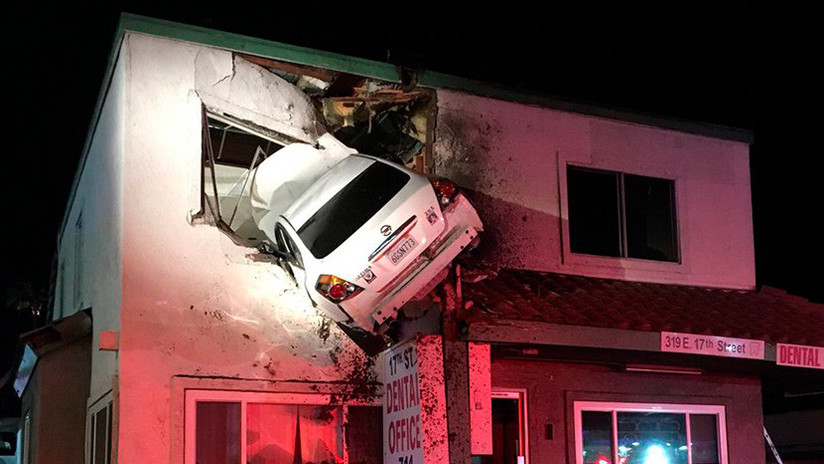 Auto sale volando de una carretera y se incrusta contra un edificio