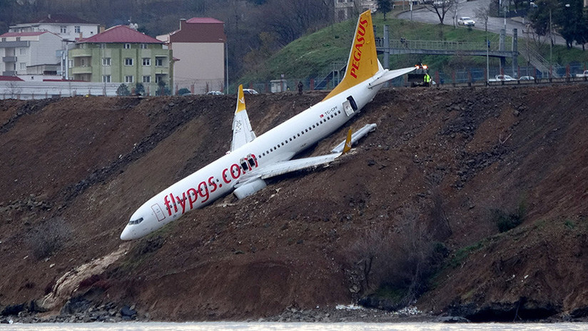 Así fue la evacuación del avión con 168 personas que estuvo a punto de caer al mar