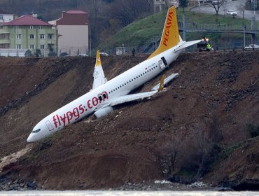 Así fue la evacuación del avión con 168 personas que estuvo a punto de caer al mar