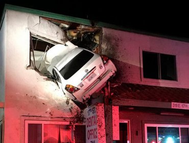 Auto sale volando de una carretera y se incrusta contra un edificio