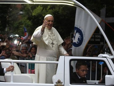 Francisco realizó primer trayecto en papamóvil: Miles de personas lo recibieron