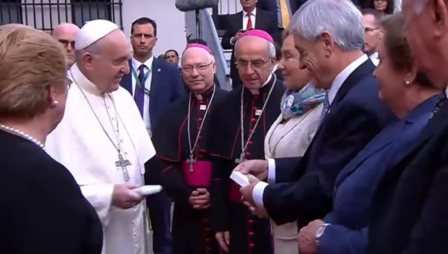 Papa Francisco realiza dispar y frío saludo a Piñera a diferencia de lo que hizo con Ricardo Lagos