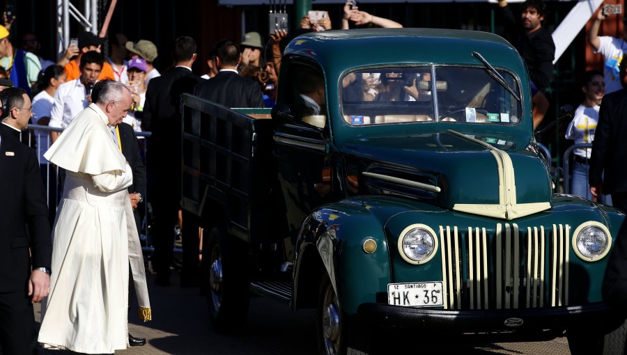 Papa en Chile: Jornada terminó con recorrido en papamóvil y visita a Santuario de Padre Hurtado