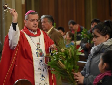 Presencia de Obispo Barros en misa provoca cuestionamientos a perdón del Papa