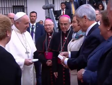 Papa Francisco realiza dispar y frío saludo a Piñera a diferencia de lo que hizo con Ricardo Lagos