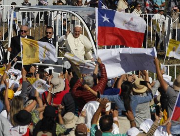 Papa en La Araucanía: Realiza largo recorrido por Aeródromo de Manquehue para saludar a fieles