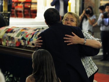 Piñera y Bachelet coincidieron en velatorio de Nicanor Parra en la catedral