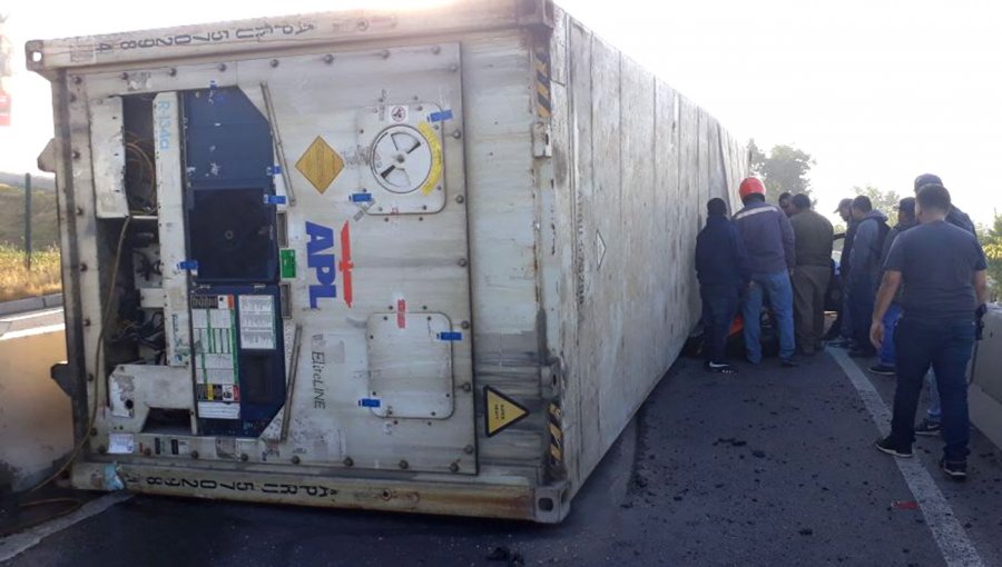 Contenedor con 27 toneladas aplastó taxi: Chofer salvó con lesiones leves