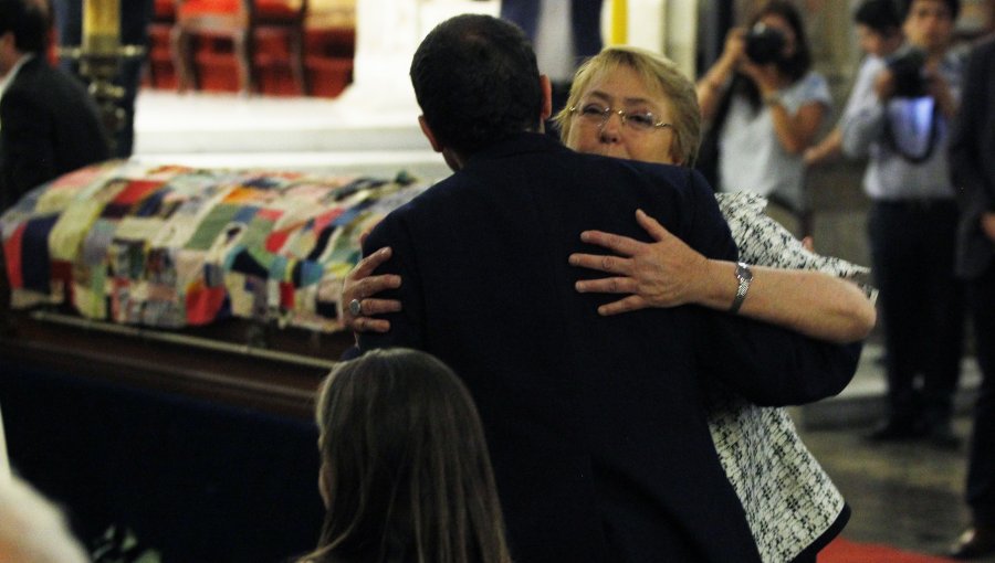 Piñera y Bachelet coincidieron en velatorio de Nicanor Parra en la catedral