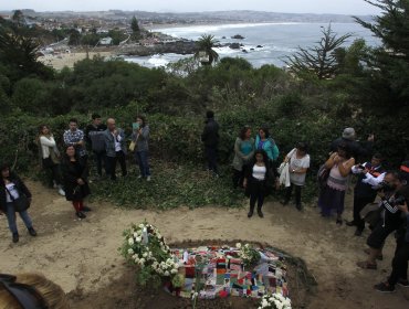 Nicanor Parra quedó mirando al mar en el patio de su casa, tal como fue su deseo