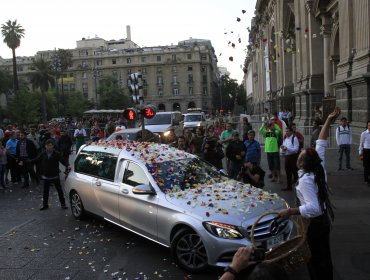 Cortejo de Nicanor Parra ya se dirige a Las Cruces para su último adiós