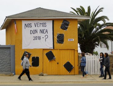 Vecinos de Las Cruces reciben con sus propios antipoemas los restos de Nicanor Parra