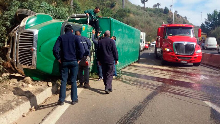 Camión cargado de cerveza vuelca en Ruta Las Palmas en Viña del Mar