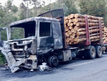 Desconocidos queman camión en Arauco y dejan panfletos de la Weichan Auka Mapu