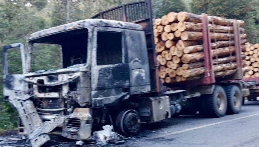 Desconocidos queman camión en Arauco y dejan panfletos de la Weichan Auka Mapu