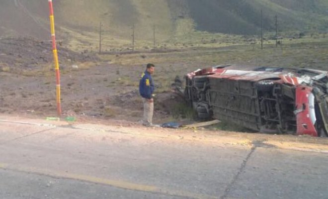 Bus con delegación de niños vuelca en Mendoza y deja al menos 3 fallecidos