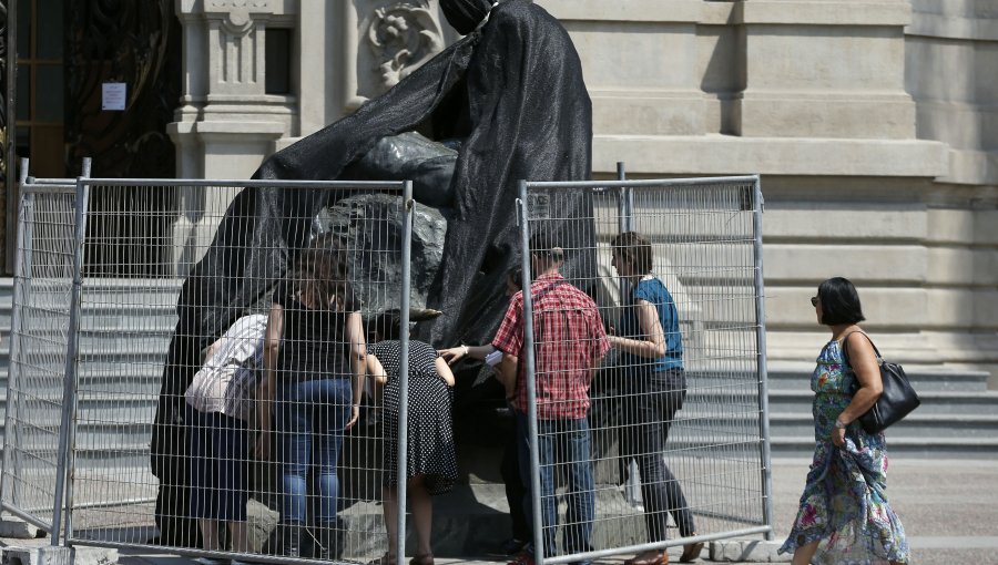 Desconocidos rompen perímetro y sacan fotos a obra dañada en Bellas Artes