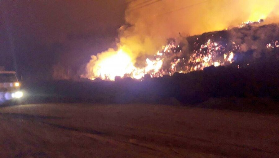 Incendio en relleno sanitario Los Molles de Valparaíso