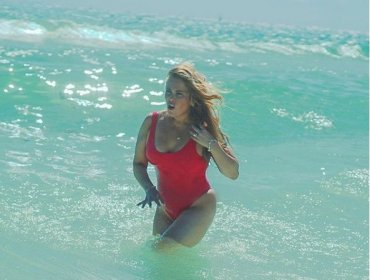 Alcaldesa Cathy Barriga arrasa en la playas con traje de baño al estilo "Baywatch"