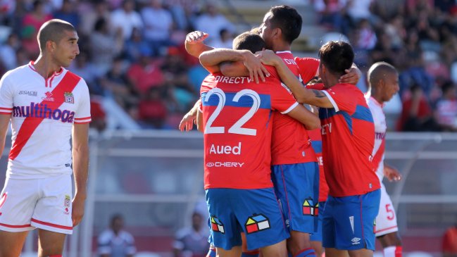 Universidad Católica derrotó a Curicó y quedó como puntero del Campeonato