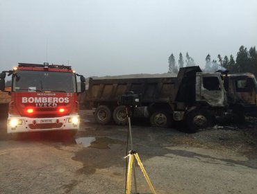 Madrugada de terror en La Araucanía: Tres ataques incendiarios destruyen al menos 20 camiones