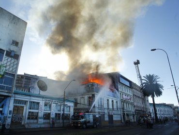 Nuevo incendio en centro de Valparaíso arrasa con al menos cinco locales nocturnos