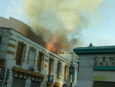 Incendio afecta a edificio patrimonial en pleno centro de Valparaíso