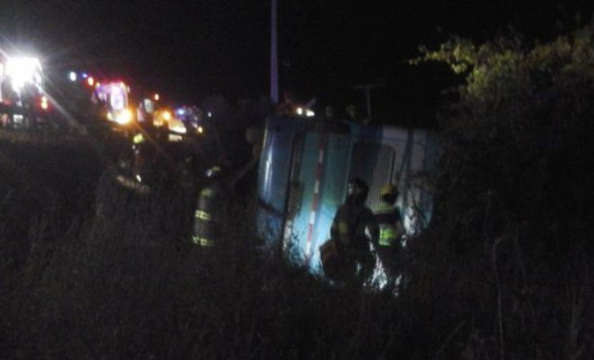 Bus vuelca en el Maule: Niño de 7 años fallece y 40 personas quedaron lesionadas