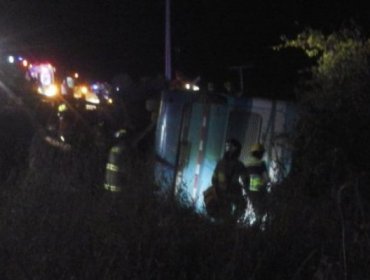 Bus vuelca en el Maule: Niño de 7 años fallece y 40 personas quedaron lesionadas