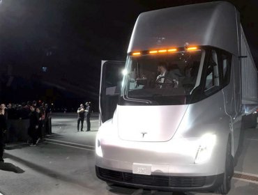 Así acelera un camión eléctrico de Tesla: Tiene 1.302 caballos de fuerza