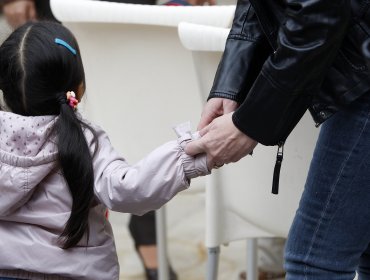 Identifican a 29 "captadoras" de niños en caso de Adopciones Ilegales en Chile