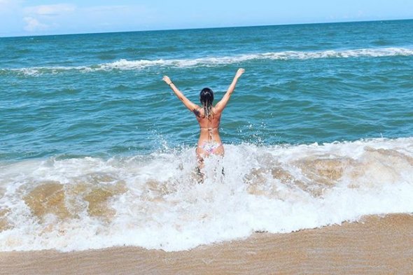 Maura Rivera con esta foto en bikini manda duro mensaje a "mujeres envidiosas"