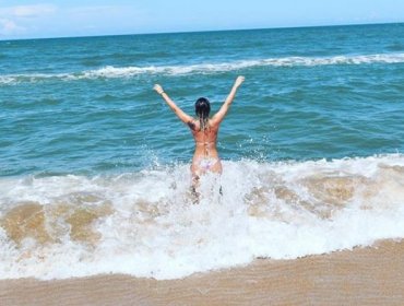 Maura Rivera con esta foto en bikini manda duro mensaje a "mujeres envidiosas"