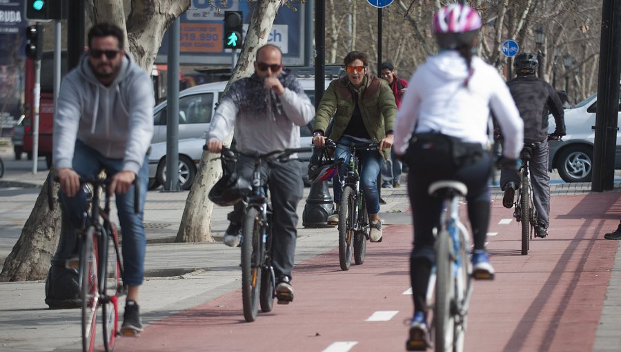 Informe del INE: Chilenos usan más de un tercio del día a ocio y vida social