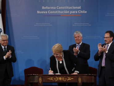 Bachelet firma proyecto de nueva Constitución y dice que gobernará hasta último día