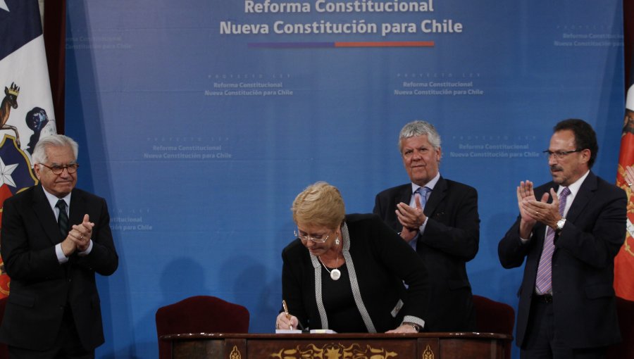 Bachelet firma proyecto de nueva Constitución y dice que gobernará hasta último día