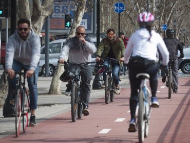 Informe del INE: Chilenos usan más de un tercio del día a ocio y vida social