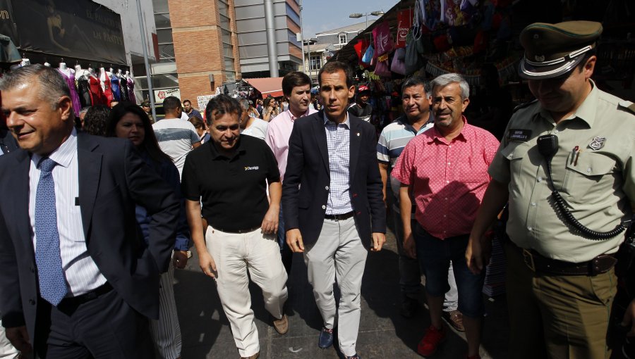 Inspectores encubiertos multarán a quienes compren a comercio ilegal en Santiago