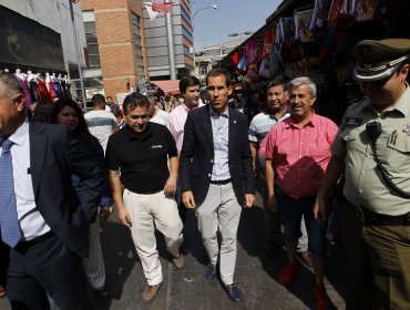 Inspectores encubiertos multarán a quienes compren a comercio ilegal en Santiago