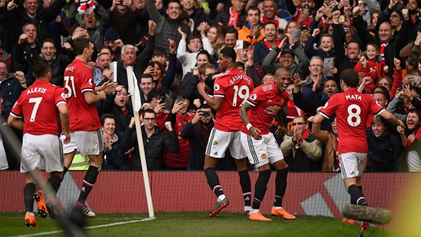 Alexis fue titular en victoria del Manchester United en el clásico ante Liverpool