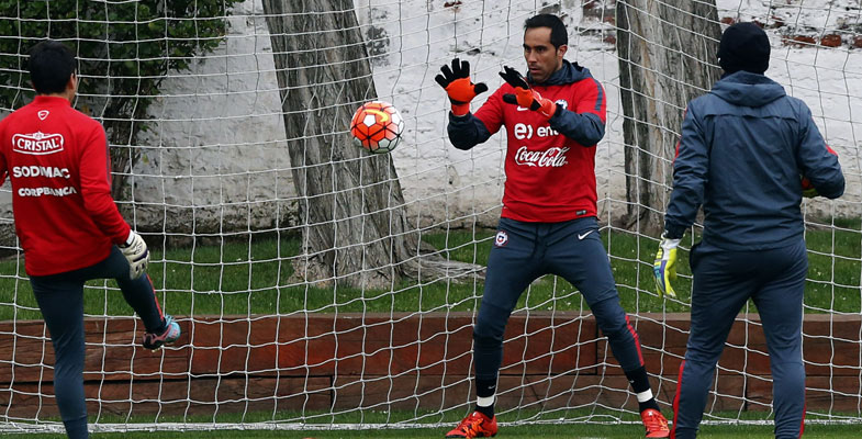 Ex preparador de arqueros de la Roja: "Bravo siempre estuvo distanciado de mí"