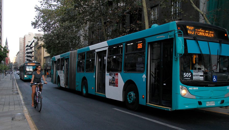 Senadores PS y PPD piden al Ejecutivo reactivar licitación del Transantiago