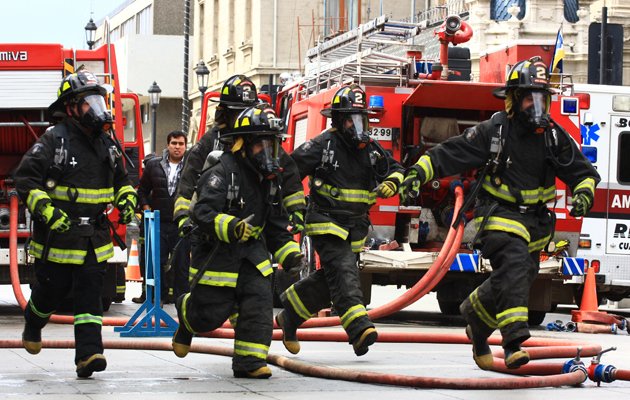 Incendio consumió el 70% de una fábrica de plásticos en Estación Central