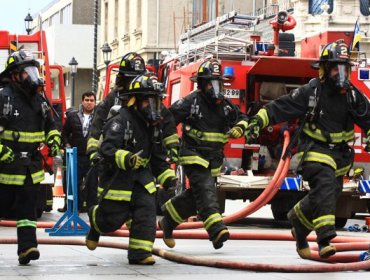 Incendio consumió el 70% de una fábrica de plásticos en Estación Central